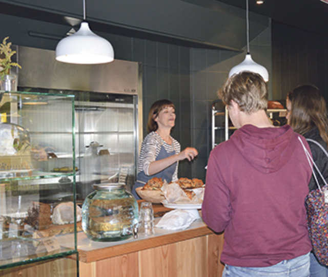 Nicht nur Brot, auch »Zimtknut«, ein Weizen-Dinkel-Gebäck, hat Annika Lück (links) im Angebot. | Foto: Dietlind Steinhöfel