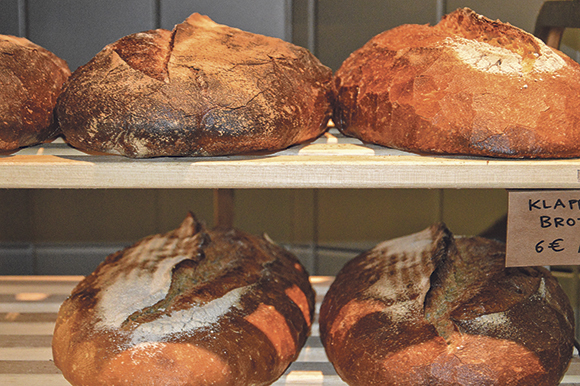 Auf die Krume kommt es an. Das Klappenbrot aus Sauerteig (oben) ist der Klassiker. Die »Brotklappe« hat ihren Namen noch aus den Anfängen, als die Bäckerleute Lück die Brote durch eine Kellerluke verkauft haben.