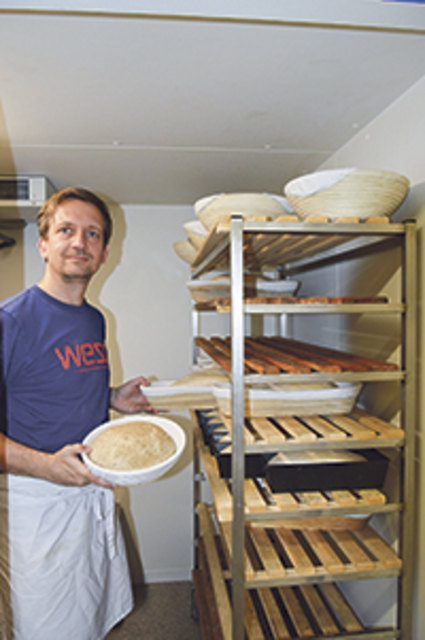Ruheraum: »Gutes Brot braucht Zeit«, meint Bäcker Sebastian Lück. Die Teiglinge dürfen sich ausruhen. | Foto: Foto: Dietlind Steinhöfel