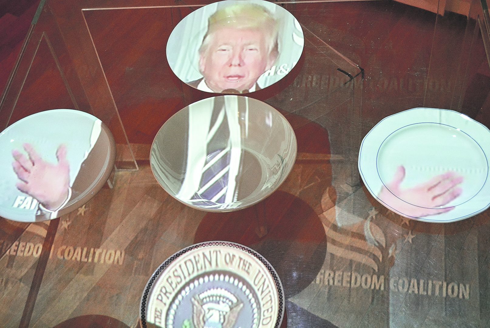 Suppenkasper in Endlosschleife: Medienkünstler Klaus Nicolai projiziert das Gesicht und die Hände von US-Präsident Donald Trump auf drei Teller.