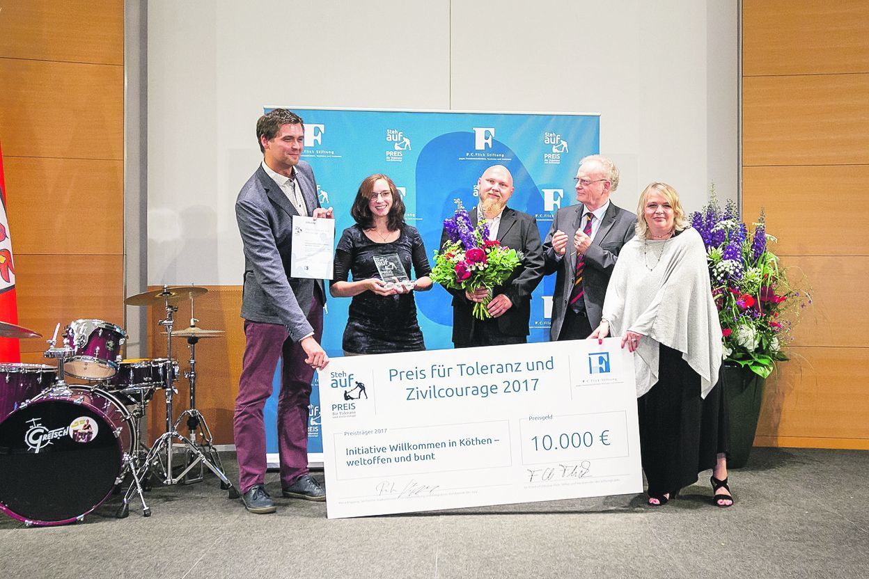 Bei der Auszeichnung (von li.): Pfarrer Martin Olejnicki, Melina Wohlgemuth und Maik Salge von der Initiative »Willkommen in Köthen«, der Laudator Friedrich Schorlemmer und Susanne Krause-Hinrichs von der F. C. Flick Stiftung