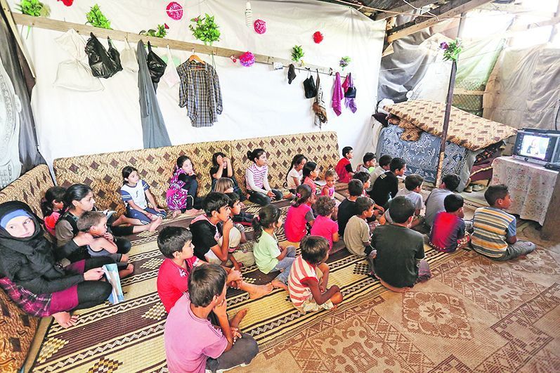 Kleiner Bildschirm, große Wirkung:
In einem
Flüchtlingslager im Nahen Osten schauen Kinder den Sender SAT-7; bald soll hier ein eigenes Schulfernsehen ausgestrahlt werden.