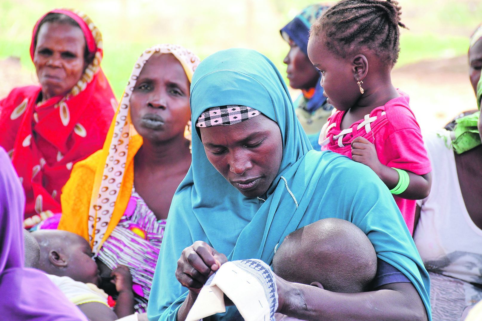 Kaum auf Hilfe hoffen können diese Frauen und Kinder im Transitlager in Mubi (Nigeria). Sie blicken angesichts der mangelhaften Organisation einer unsicheren Zukunft entgegen.