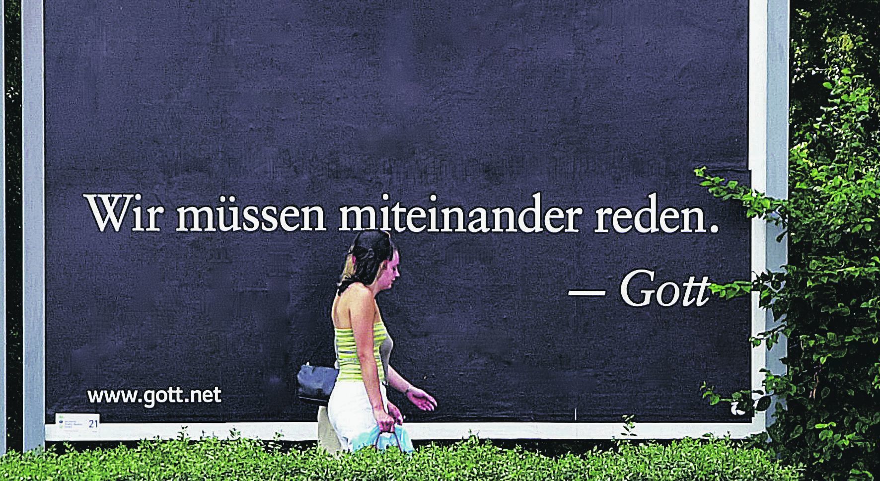 Privatsache? Über den Glauben reden fällt vielen nicht leicht. Oft fehlt der Anstoß. Mit der Plakatkampagne des überkonfessionellen Vereins gott.net soll Gott wieder ins Gespräch gebracht werden. Der Fachverband Außenwerbung hat die christliche Plakat-Kampagne 2004 ausgezeichnet.