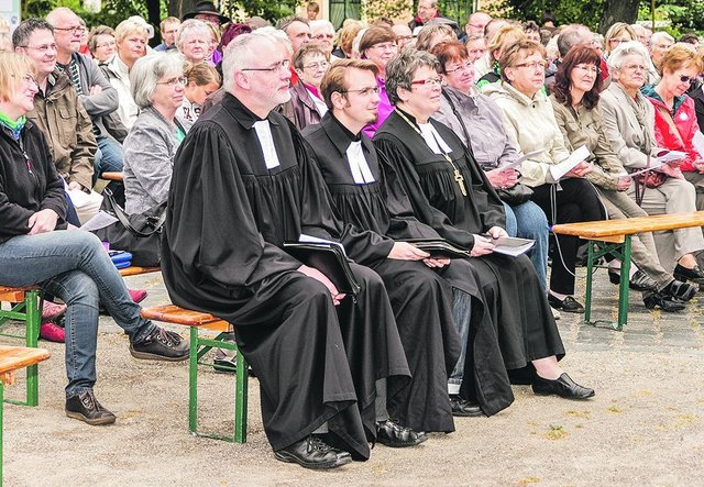 Kirche im Dorf:
(v. li.) Pfarrer Matthias Keilholz und der ordinierte Gemeindepädagoge Johannes Rohr mit Landes-
bischöfin Ilse Junkermann beim regionalen Kreis-
kirchentag in Stößen