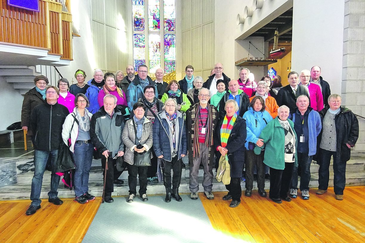 Die Reisegruppe im Dom von Bodø, der von 1954 bis 1956 aus Beton errichtet wurde und in dem 890 Personen Platz finden. Der alte Dom wurde während eines deutschen Angriffs am 27. Mai 1940 vollständig zerstört.