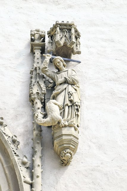 Das Hauptportal: Erzengel Michael kämpft gegen den Drachen. | Foto: Katja Schmidtke
