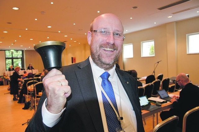 Synoden-Präses Dieter Lomberg mit der Sitzungsglocke
