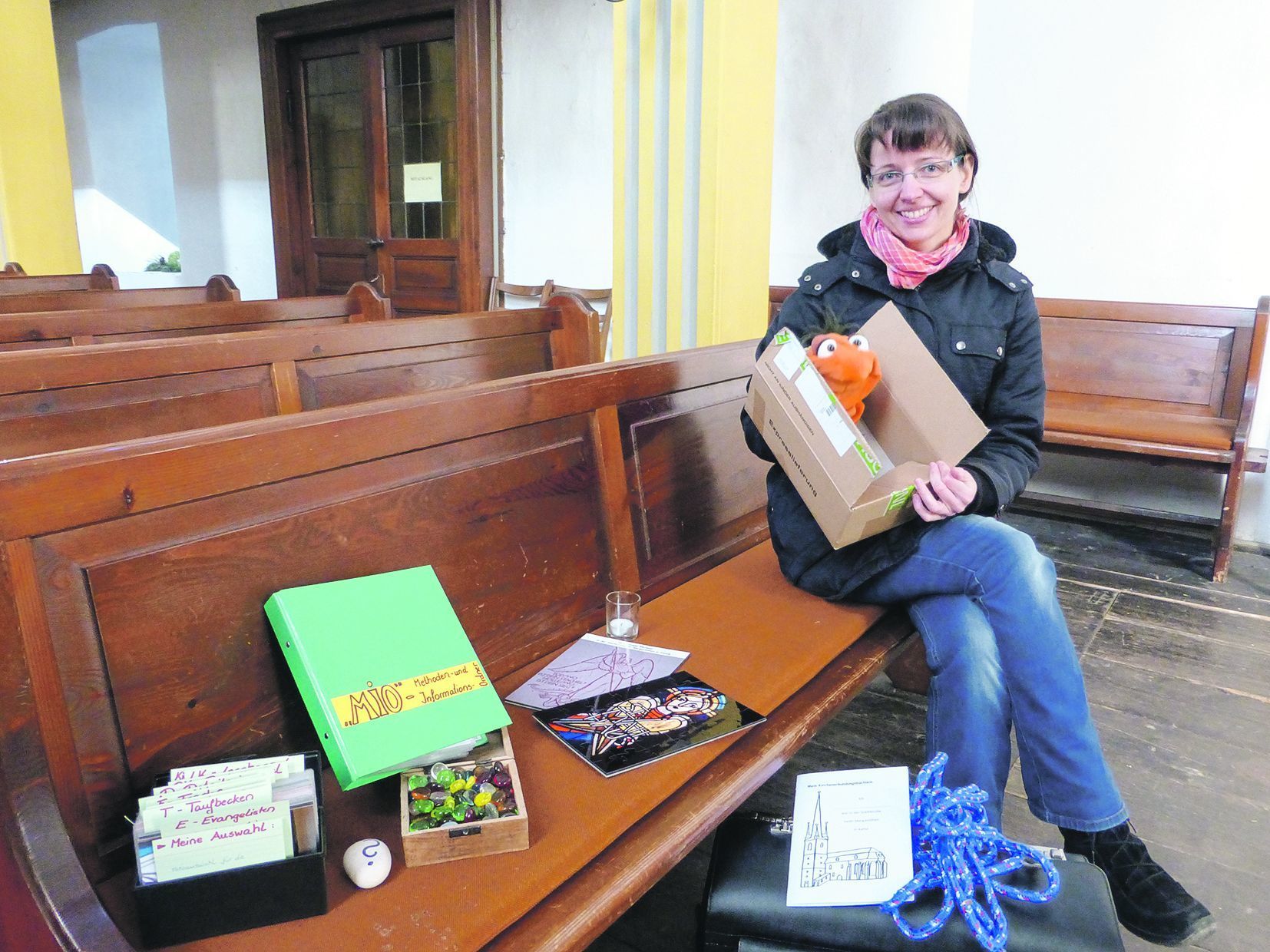Gemeindepädagogin Christiane Schubert mit dem »Kirchenerkundungskoffer« und dem ganz besonderen Tourbegleiter, Holzwurm Herrn Knabberfeld