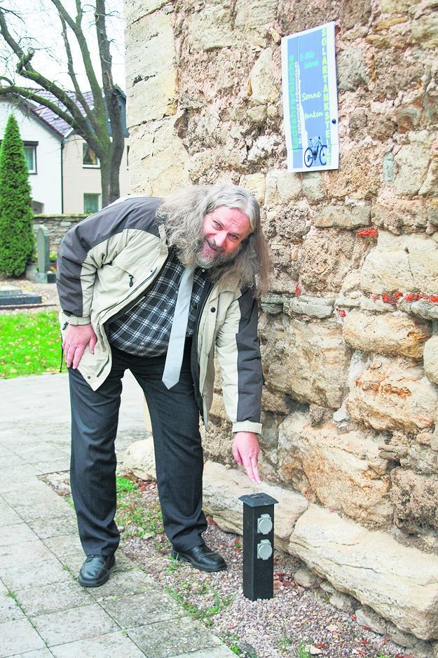 Pfarrer Jens Bechtloff an der E-Bike-Tankstelle