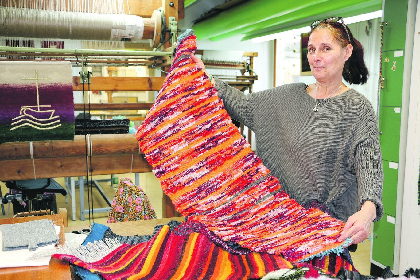 Viele fleißige Hände: Cornelia Müller (oben) leitet die Beschäftigten in der Handweberei an; Gabriele Schultz arbeitet am Hochwebstuhl, Maik Treuner flechtet am Stabwebrahmen und Christiane Horn lässt filigrane Kunstwerke gerne mit Glitzer an ihrem Tischwebrahmen entstehen (unten, v. l. n. r.).