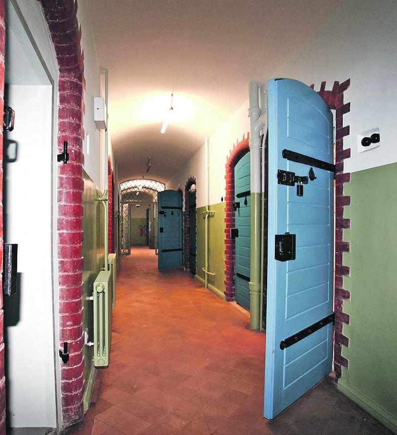 In der Haftanstalt »Roter Ochse« (heute JVA Halle) befindet sich eine Gedenkstätte. Hier wird an Opfer politischer Verfolgung und Strafjustiz von 1933 bis zum Ende der DDR im Jahr 1989 erinnert.