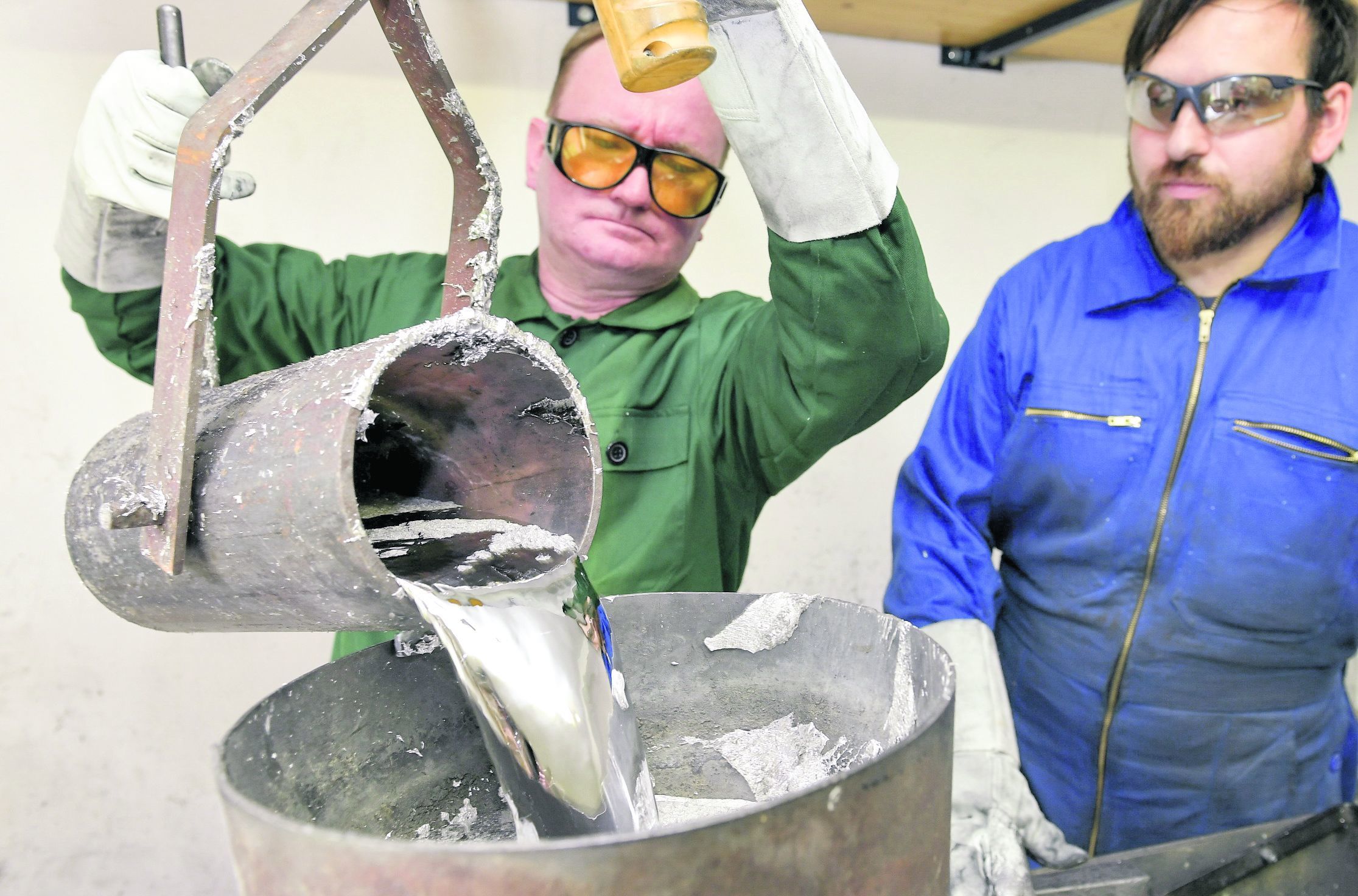 Historischer Augenblick: Orgelbaumeister Axel Thomaß (rechts) sowie der Orgelbaumeister und Restaurator Matthias Voigt (links) gießen in Bad Liebenwerda die ersten Pfeifen für das neue Instrument der am 3. April 2012 abgebrannten Kirchenburg in Walldorf.