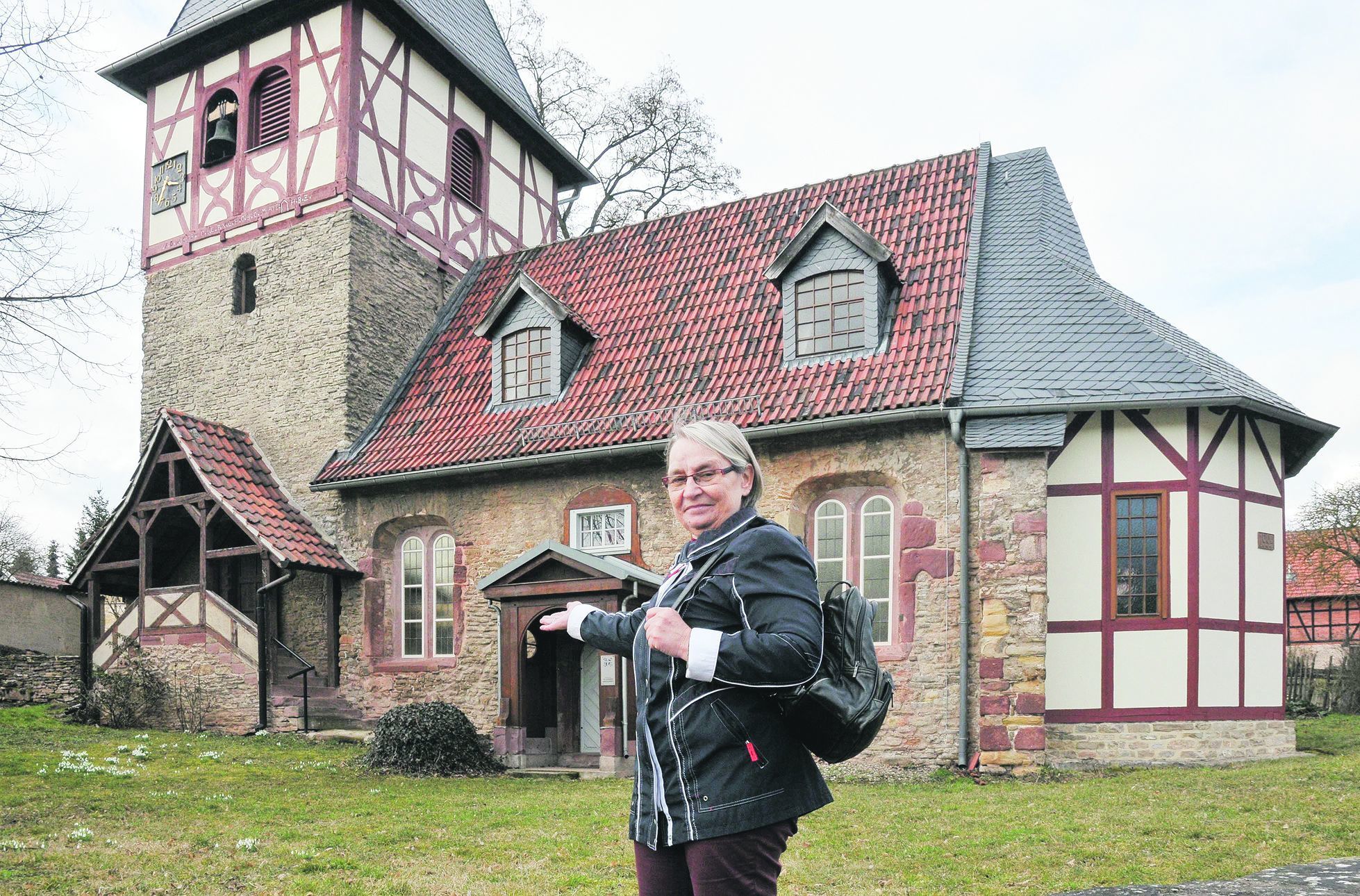 Christiane Soyke lädt zur Wanderung im Biosphärenreservat ein. Start und Ziel ist die Kirche Sankt Annen und Marien in Dittichenrode.