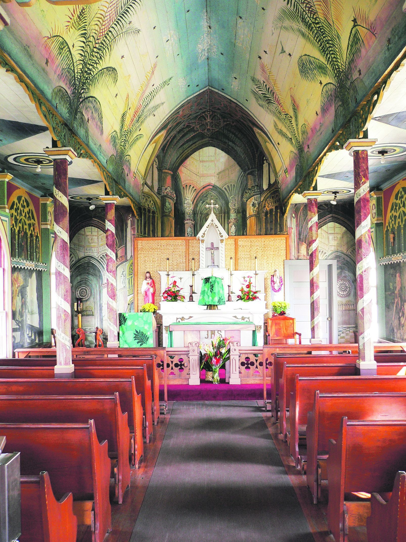 Blick in den einmaligen Innenraum der »Painted Church« in Honaunau auf Hawaii’s Big Island