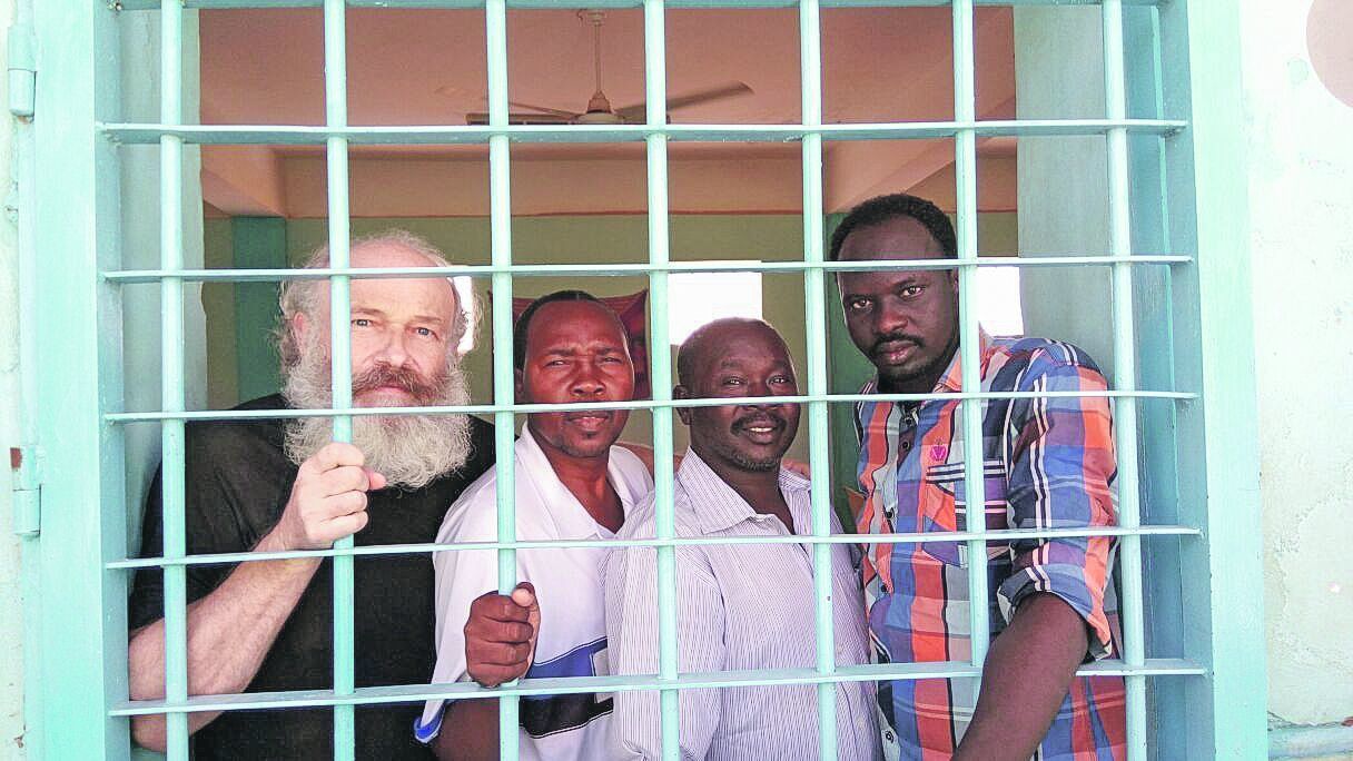 Petr Jašek mit seinen Freunden im Gefängnis Al-Houda. Pastor Hassan Kodi (2. v. l.) und der Student Abdelmoneim Abdalmwlla (ganz rechts) sind bis heute hinter Gittern.