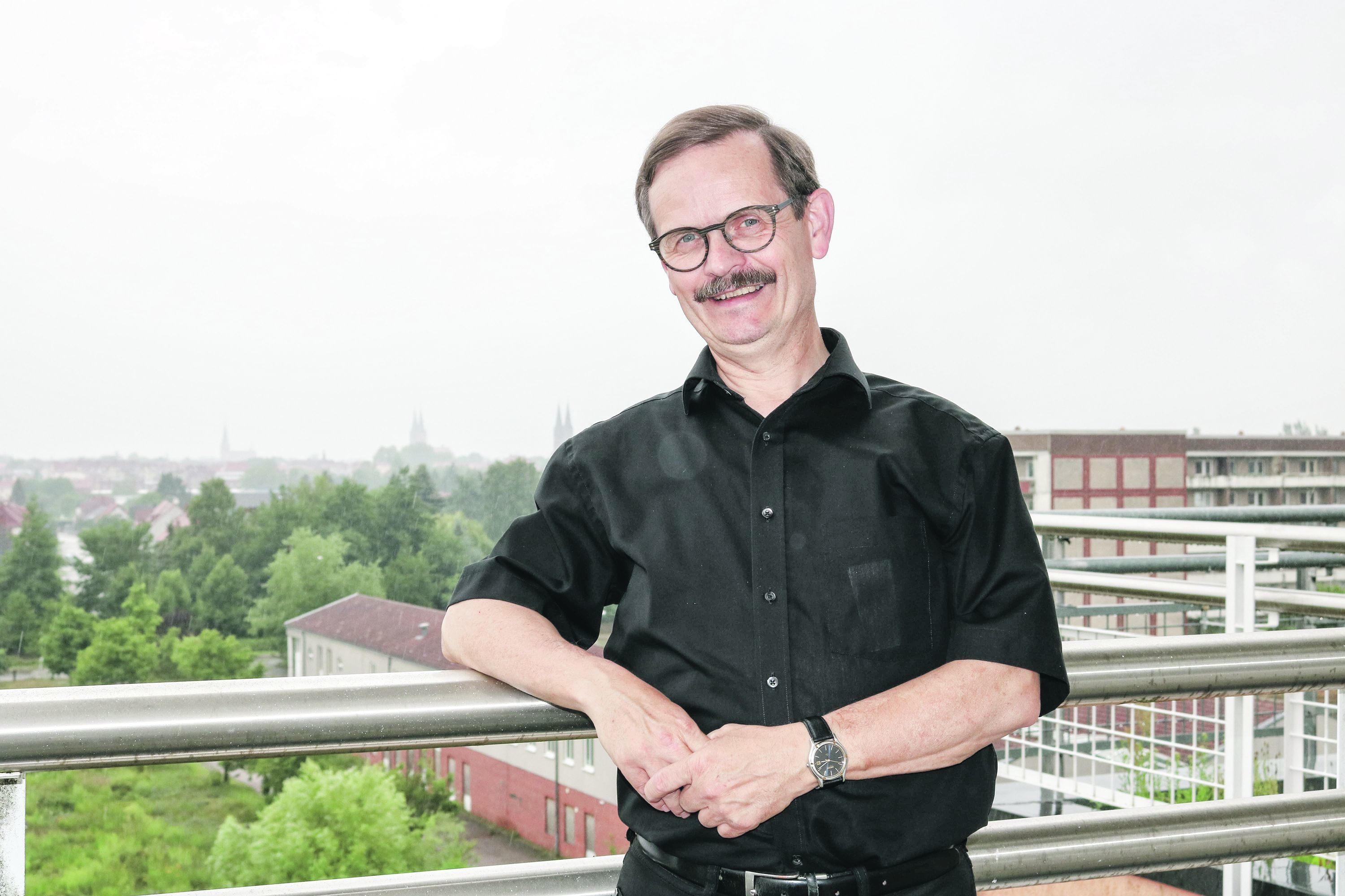 Von seiner kleinen Wohnung im Plattenbauviertel Stendal-Süd aus sieht Christoph Hackbeil die Kirchen der Altstadt.
In diesem Jahr ist das Panorama leider oft vom Regen getrübt. Der Propst hat seine Wohnung in Stendal absichtlich nicht in einem Pfarrhaus, sondern in einem Stadtviertel gewählt, das von Leerstand und Rückbau geprägt ist.