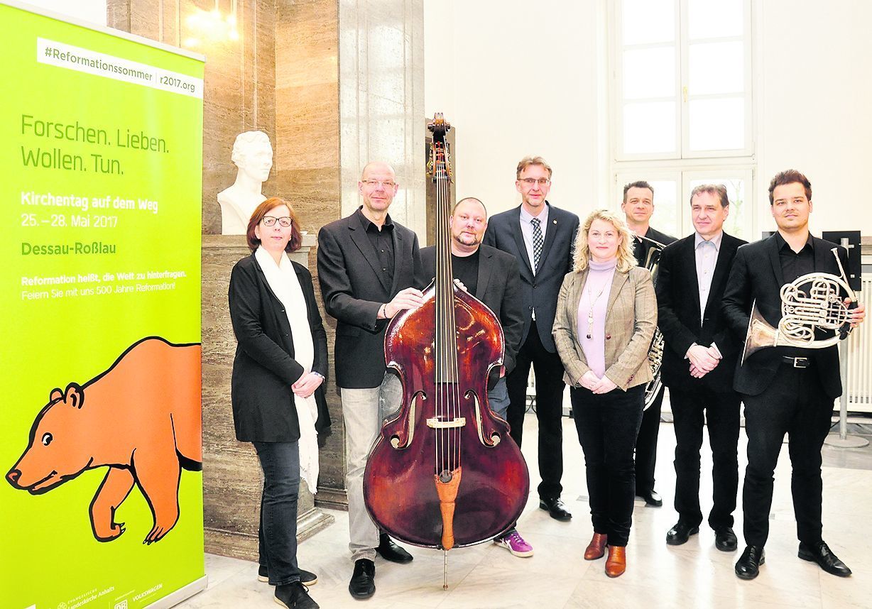 Die Organisatoren des Kirchentages auf dem Weg in Dessau- Roßlau mit dem Vorstand der Anhaltischen Philharmonie Dessau (von links): Kreisoberpfarrerin Annegret Friedrich-Bernbruch, Orchestermusiker Ekkehard Neumann, General-
intendant Johannes Weigand, Reformationsbeauftragter Andreas Janßen, Maren Springer-Hoffmann (Verein Reformationsjubiläum 2017), Orchestermusiker Jens Uhlig, Kulturamtsleiter Steffen Kuras und Orchestermusiker Lukas Fichtner