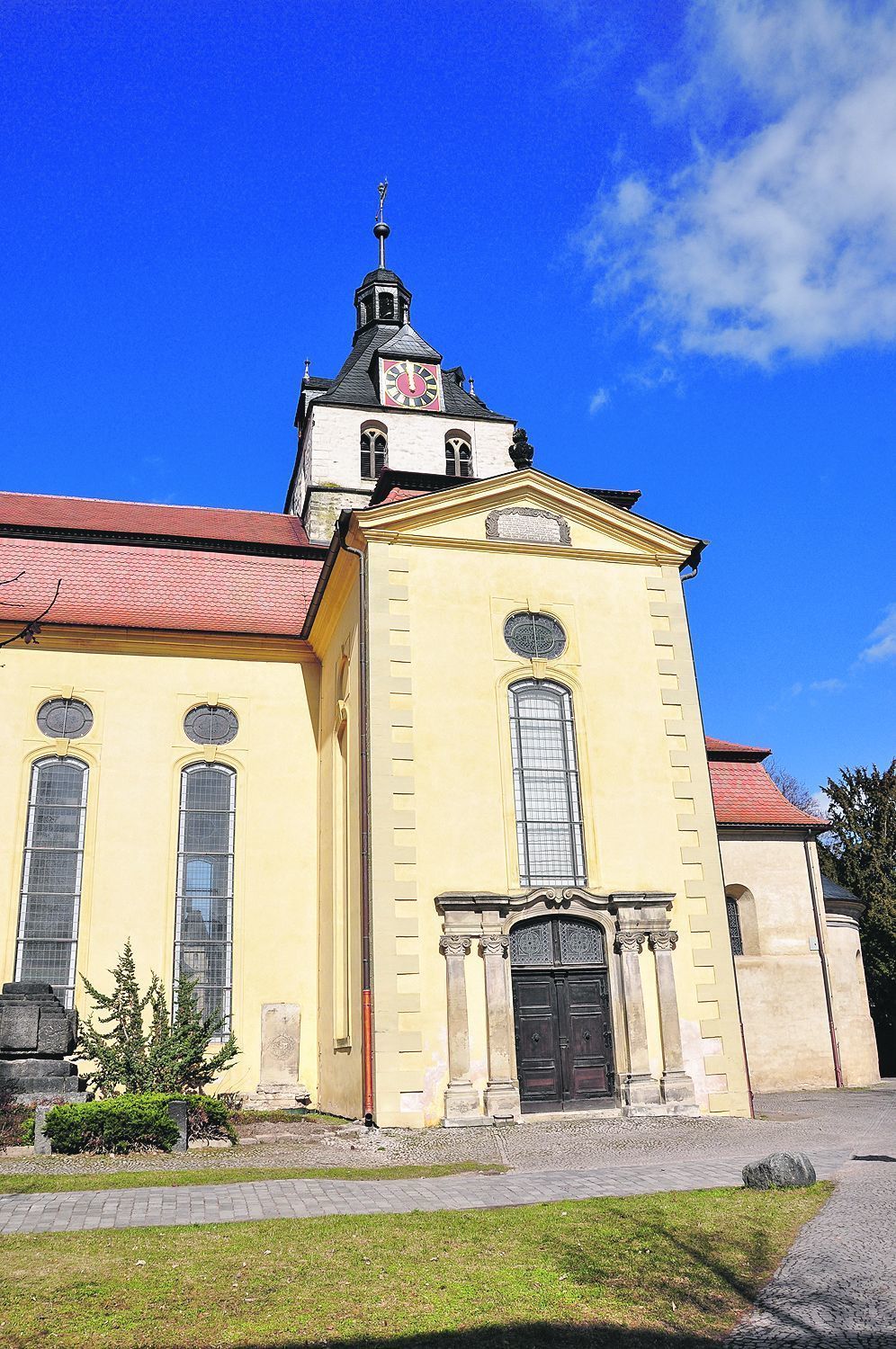 Dass die Bernburger Schlosskirche romanischen Ursprungs ist, ist außen nur noch am Turm und an der Apsis zu erkennen.
