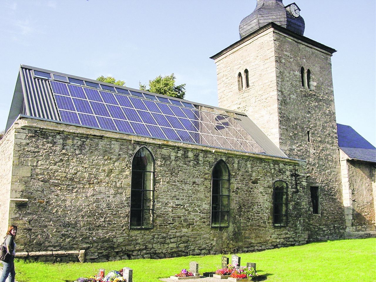Sonnenenergie vom Kirchendach: St. Johannis versorgt auch den Ort Frömmstedt mit umweltfreundlichem Strom.
