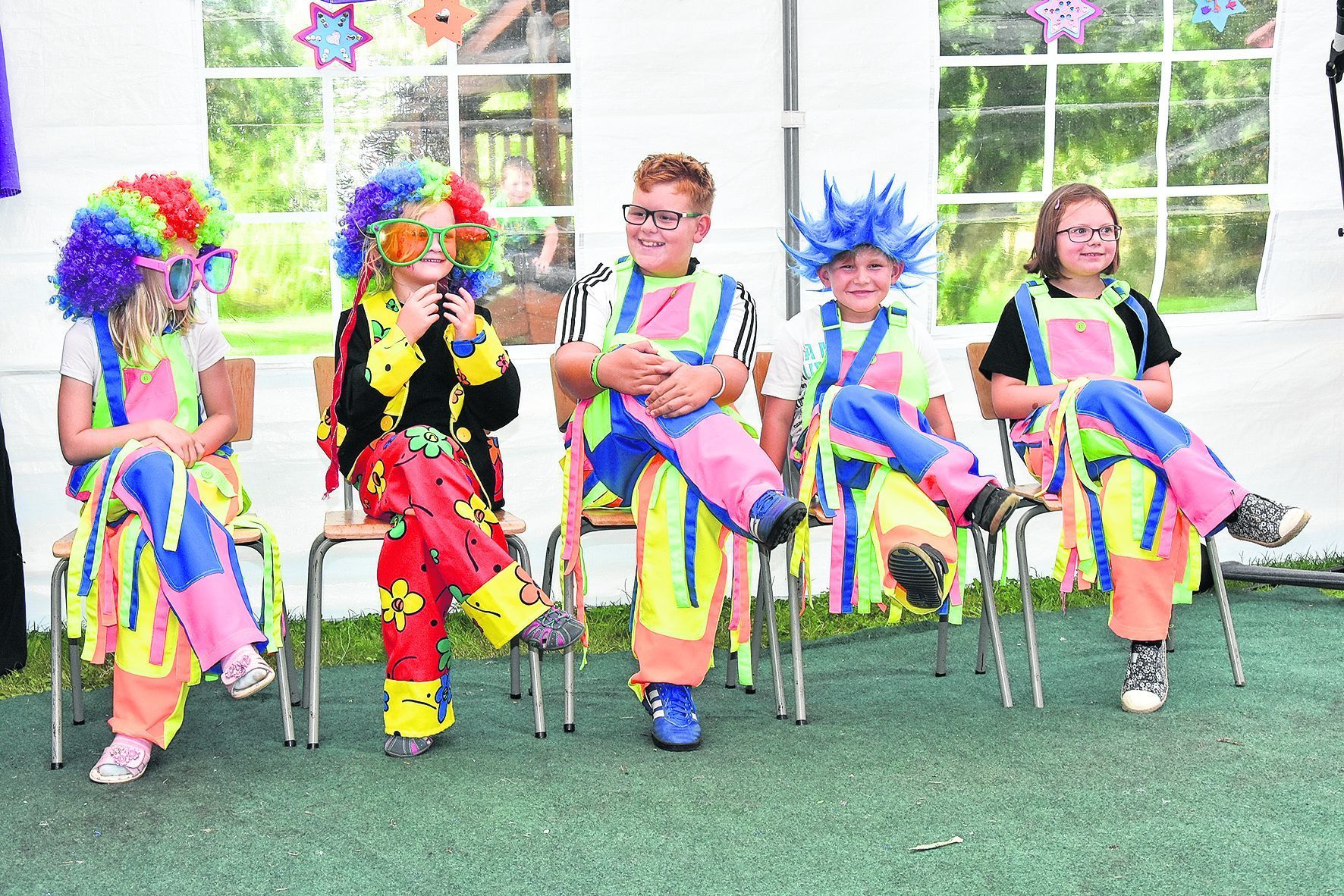 Eine Clownsnummer gehörte natürlich zum Zirkusprogramm der Ferienkinder in der Evangelischen Familienbildungsstätte Klötze, das sie im voll besetzten Zelt vor Eltern und vielen anderen Neugierigen aufführten.