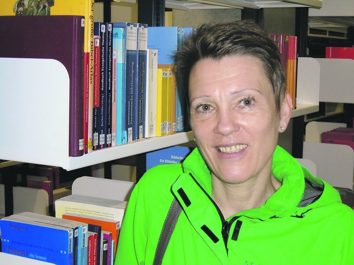 Kerstin bildet sich in der Universitätsbibliothek weiter