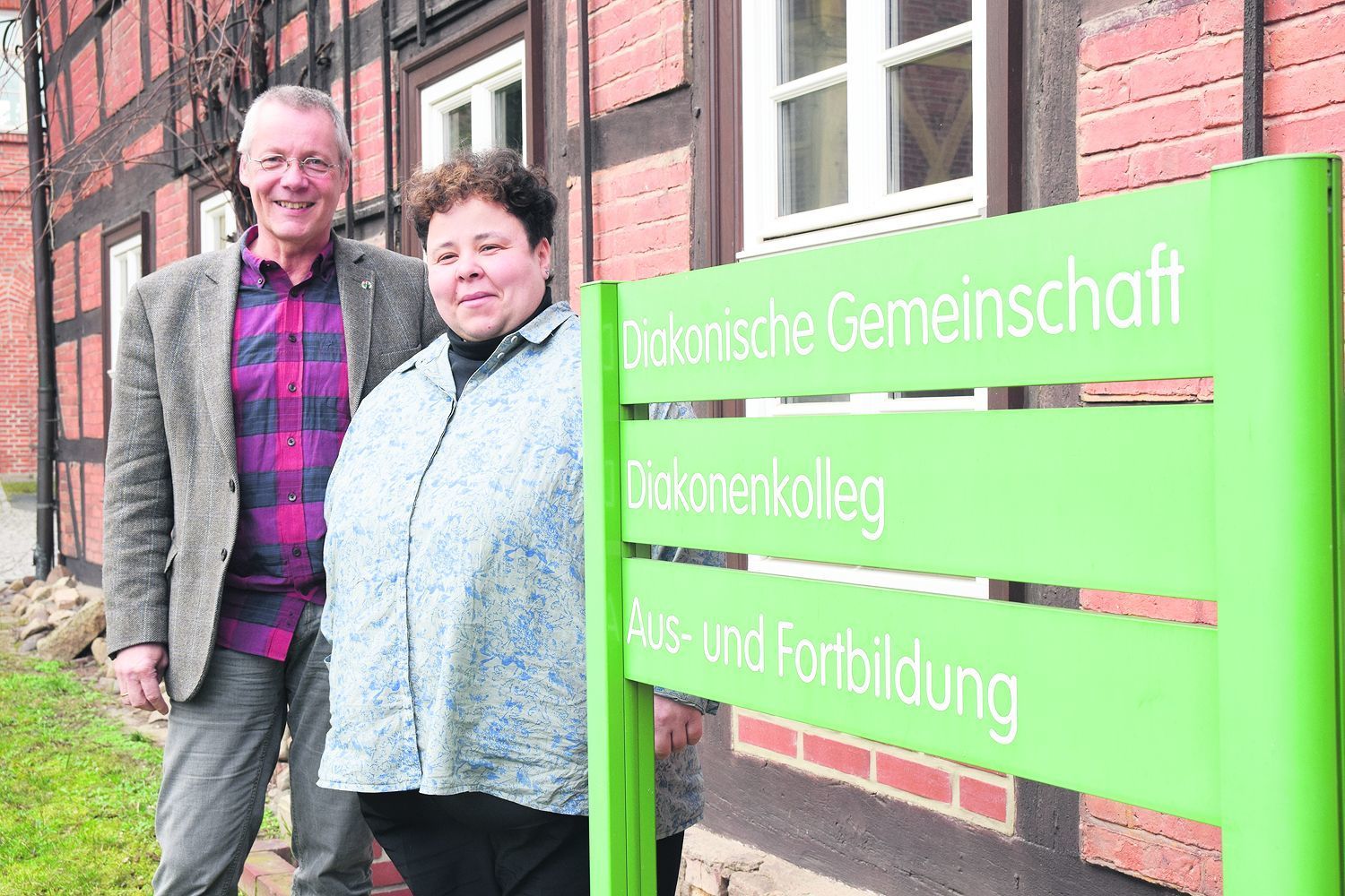 Vor dem Brüderhaus: Hans Jaekel, pädagogisch-diakonischer Vorstand der Evangelischen Stiftung Neinstedt, und Natalie Gaitzsch, Älteste der Diakonischen Gemeinschaft des Lindenhofs