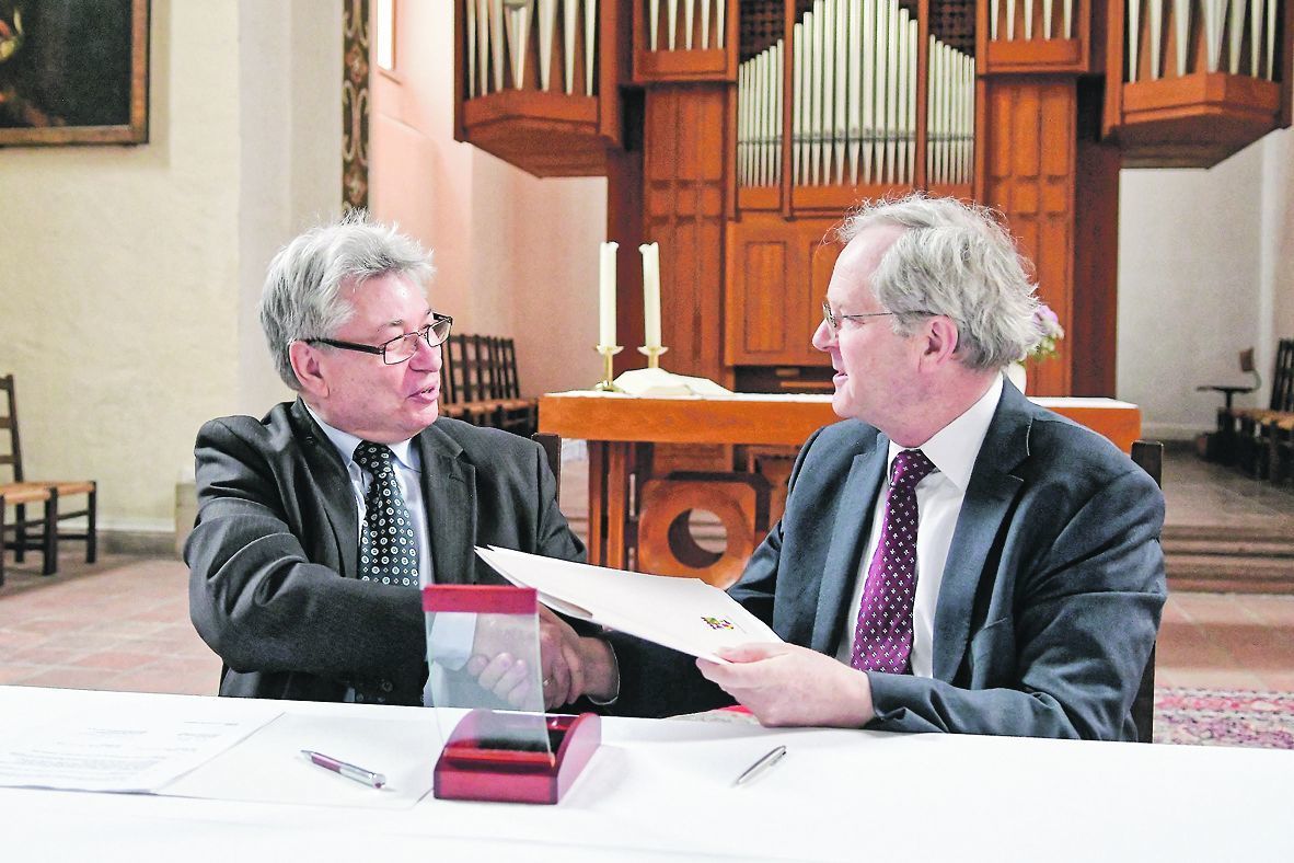 Vertragsunterzeichnung: Der Dessau-Roßlauer Oberbürgermeister Peter Kuras (li.) und Professor Gerhard Robbers, Vorsitzender des Leitungskreises Reformationsjubiläum 2017