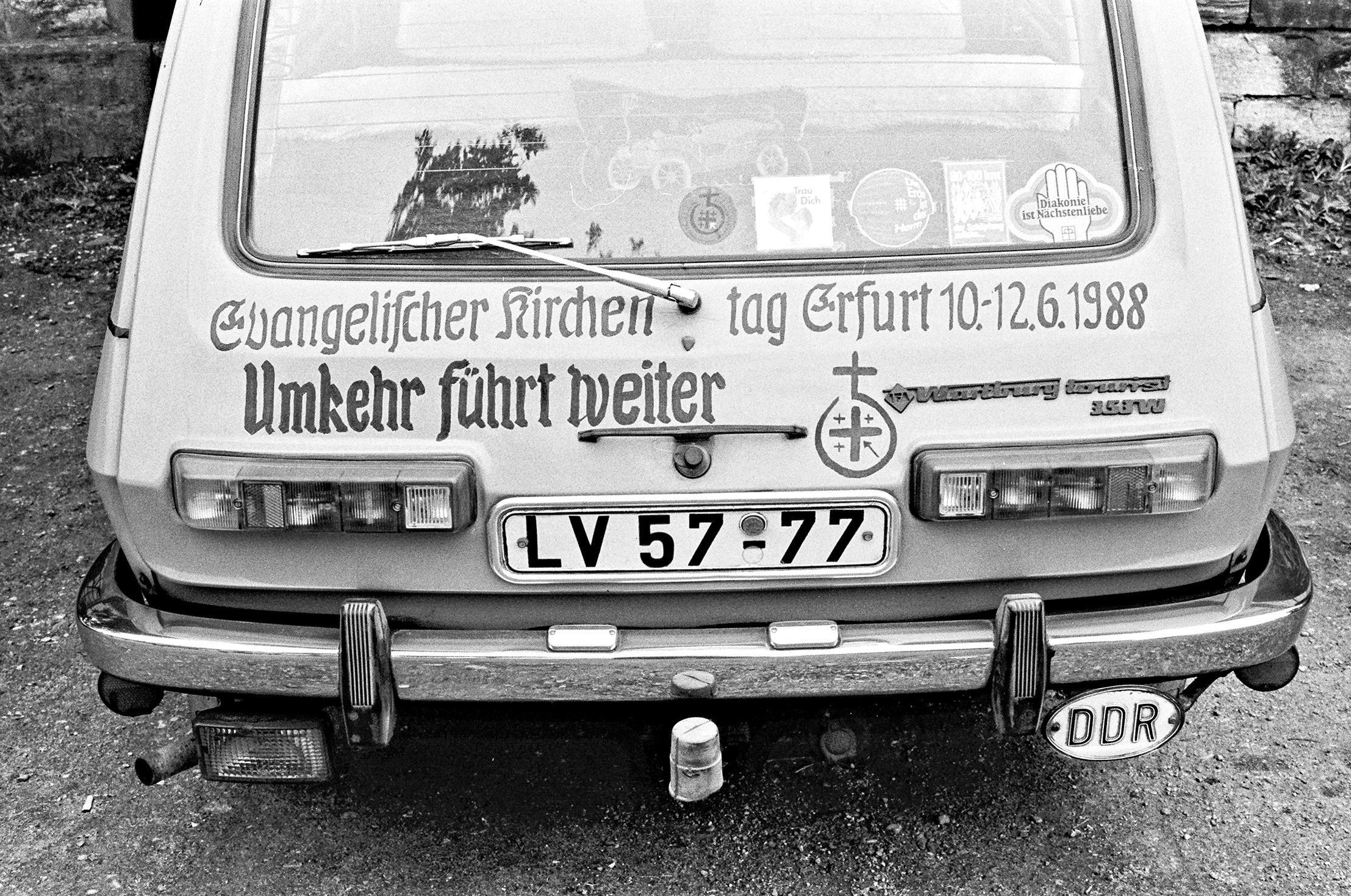 Das war einmal: »Umkehr führt weiter« lautete das Motto des Kirchentags 1988 in Erfurt. Das Foto zeigt einen Wartburg mit dem Leitthema der Veranstaltung auf der Kofferraumtür. Kirchentage gab es im selben Jahr auch in Halle, Görlitz und Rostock.