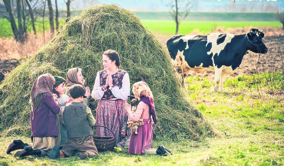 Filmszene: Die 16-jährige Karolina Kozkowna (Aleksan-
dra Hejda) mit ihren Geschwistern beim Gebet auf dem Feld.