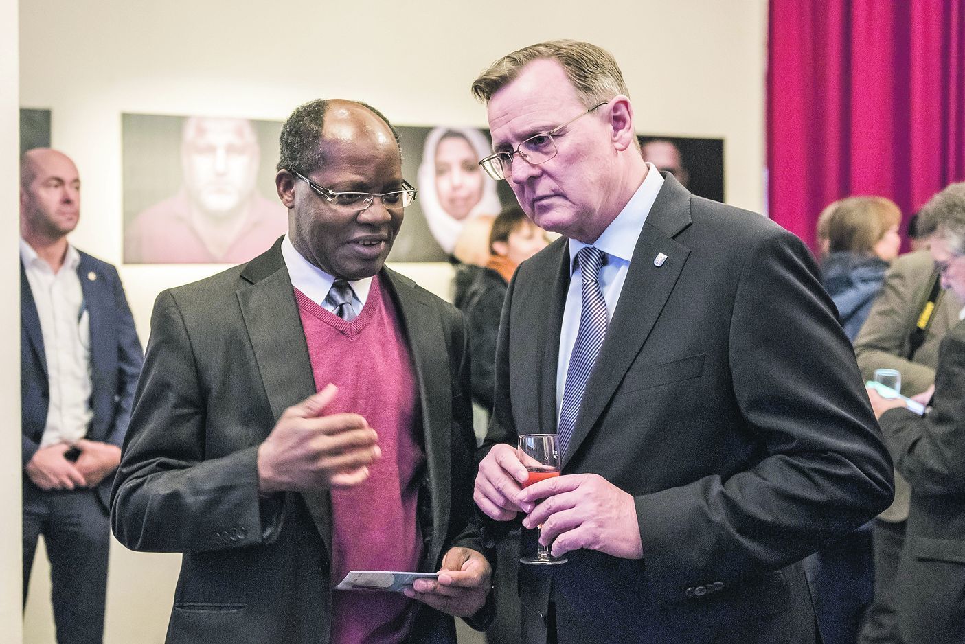 »Mitmenschlich in Thüringen«: Jose Manuel Paca vom Ausländerbeirat der Stadt Erfurt (links) im Gespräch mit Ministerpräsident Bodo Ramelow bei der Ausstellungseröffnung.