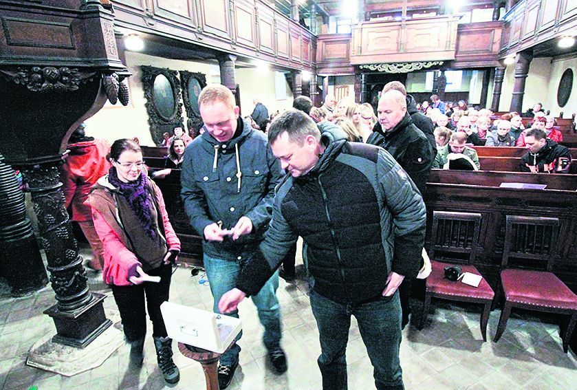 Viele der weit über 100 Gottesdienstbesucher legten Zettel mit ihren persönlichen Fastenvorhaben in einer Schatulle ab.