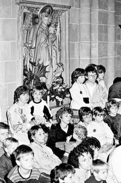 Christlich erzogene Kinder und Jugendliche in der DDR litten häufig unter Repressalien. Das Foto links zeigt Kinder beim Evangelischen Kirchentag in Erfurt
(10. bis 12. 6. 1988), das rechte Bild Traugott Schmitt mit Konfirmanden 1982 in Rudolstadt.