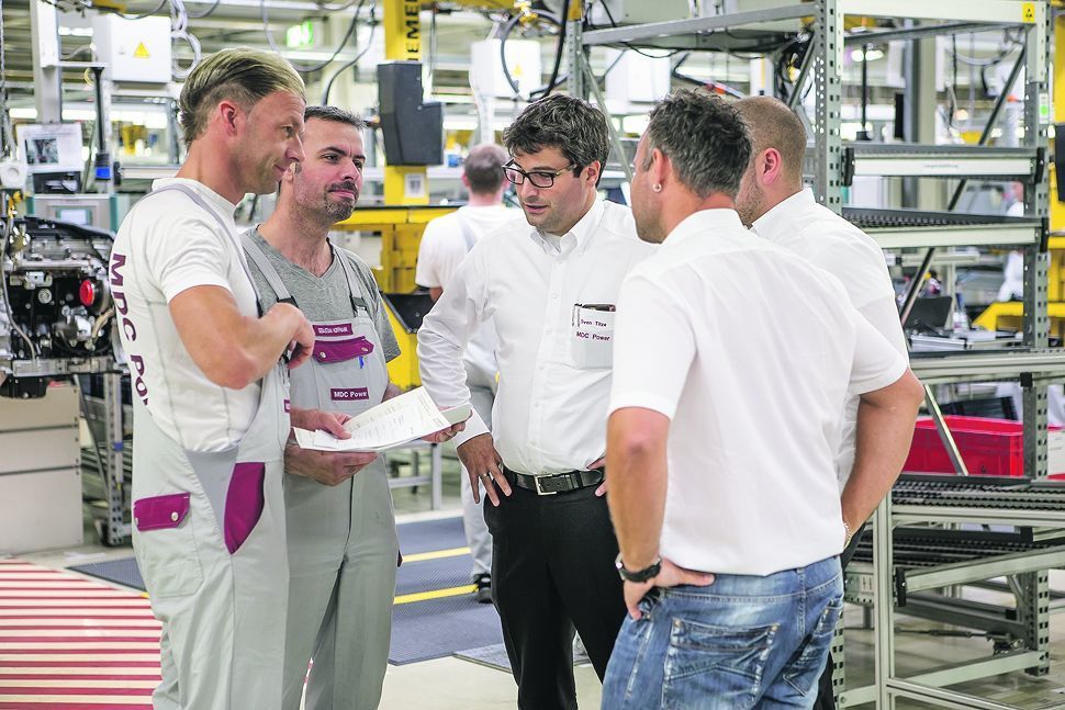 Die ausgezeichneten Mitarbeiter des Kölledaer Motorenwerks MDC Power. Sven Titze (Mitte) hat den Preis in Jena stellvertretend für die Belegschaft in Empfang genommen.