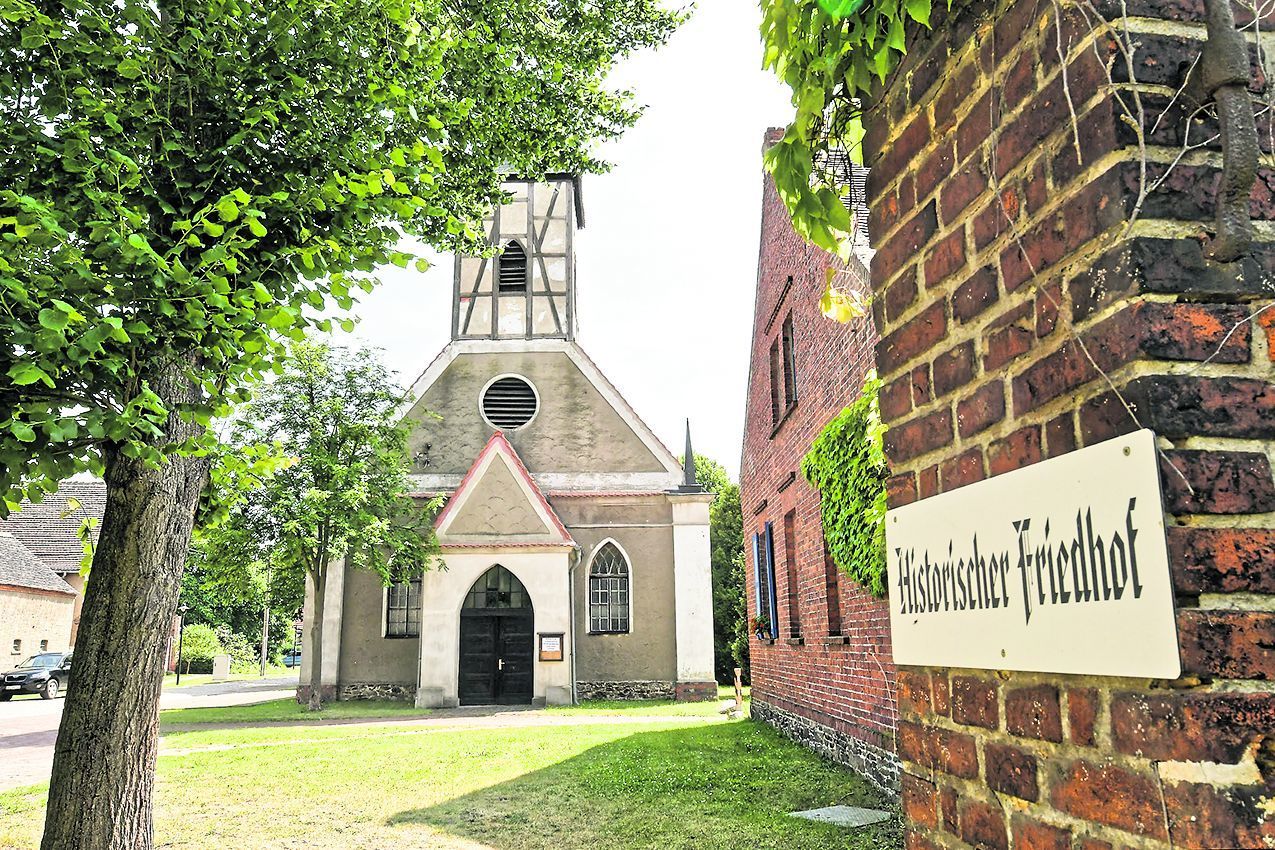 Die Kirche von Priorau: Sie wurde erst 1817 erbaut. Nur wenige Ausstattungsstücke erinnern an die Zeit, als Philipp von Zesen hier lebte.