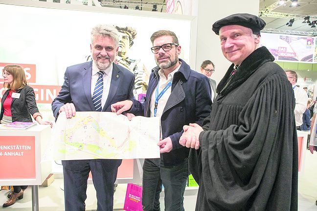 Auf der ITB in Berlin: Sachsen-
Anhalts Wirtschaftsminister Armin
Willingmann (v. li.) mit r2017-
Geschäftsführer Ulrich Schneider und dem Wittenberger Kirchmeister Bernhard Naumann als Luther.