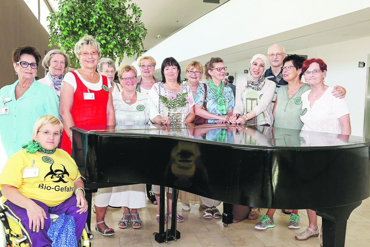 Nicht alle in Grün: Das Geraer Team des Besuchsdienstes (v. l.): Juliane Rösner (sitzend), Linda Vernickel, Elke Päßler, Barbara Müller, Margot Hertel, Ilona Klimke, Birgit Kluck, Erika Hummel, Anita Herzog, Heike Kaselowsky, Kinda Al Baghdadi, Hubert Kreußler, Monika Kümritz, Helga Haase