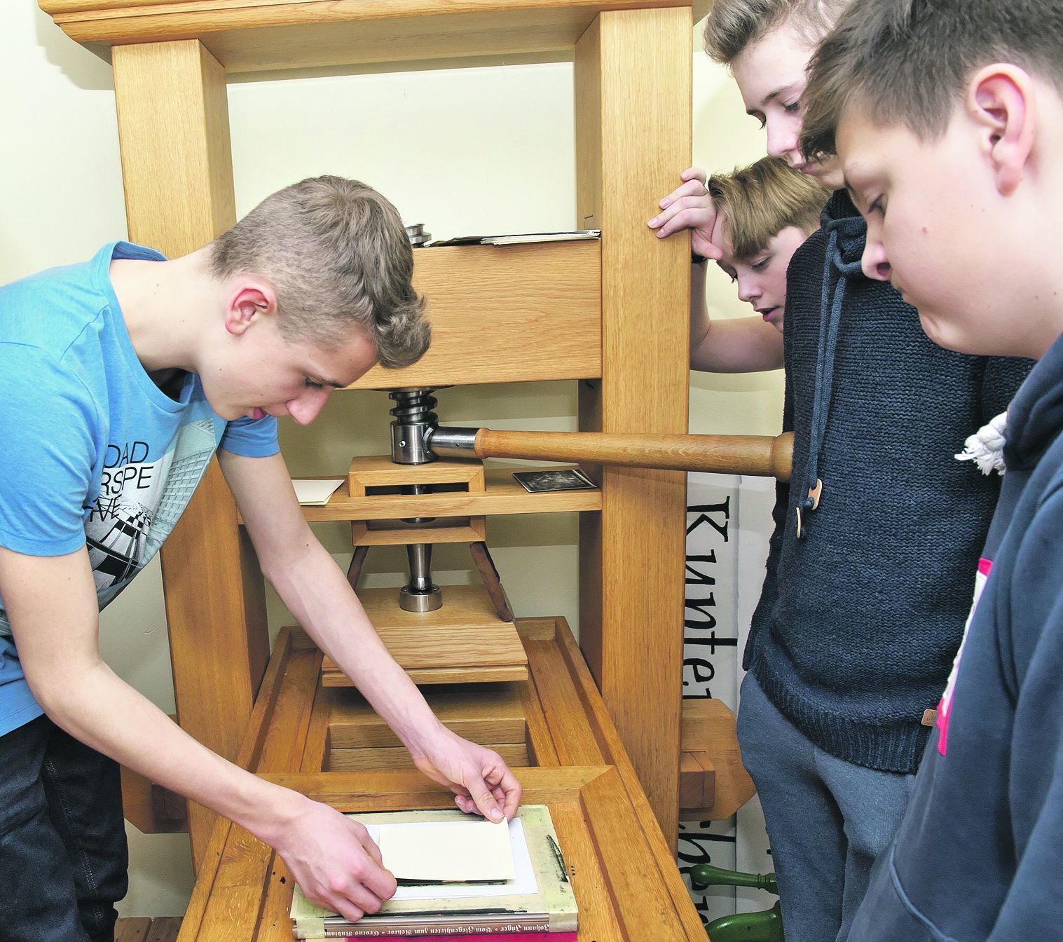Blatt für Blatt wird vorbereitet, bevor es in die Druckpresse kommt. Lucas und seine Konfirmandengruppe aus dem Taunus erleben, wie aufwendig aber auch spannend die Herstellung eines Buches zur Zeit der Reformation war.