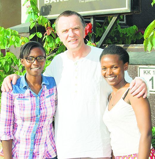 Pfarrer Gerhard Reuther mit Joyce und Brown. Mit ihnen fing das Bildungs-Patenschafts-Projekt vor 10 Jahren an.