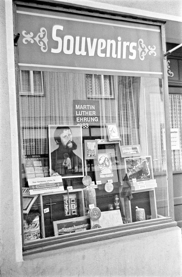 Luther-Souvenirs: Zum Kirchentag 1983 ein Schaufenster in Wittenberg.