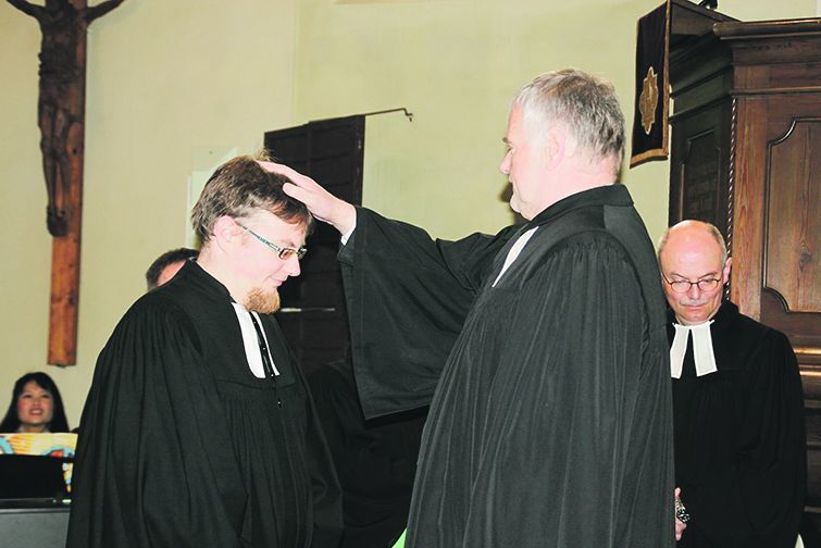 Auch Boelters Vater, Pfarrer i. R. Christfried Boelter, segnete den jungen Mann für sein Amt.