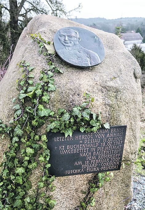 Auf dem Hof von Schloss Ballenstedt erinnert dieser Stein an Joachim Ernst.