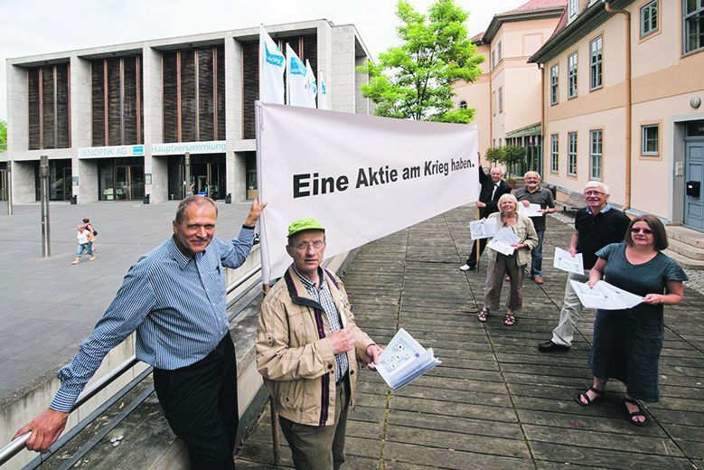 Bei einer Aktion zur Hauptversammlung der
Jenoptik AG machte die Initiative 2014 auf Herkunft und Bestimmungsorte militärischer Produkte aufmerksam.