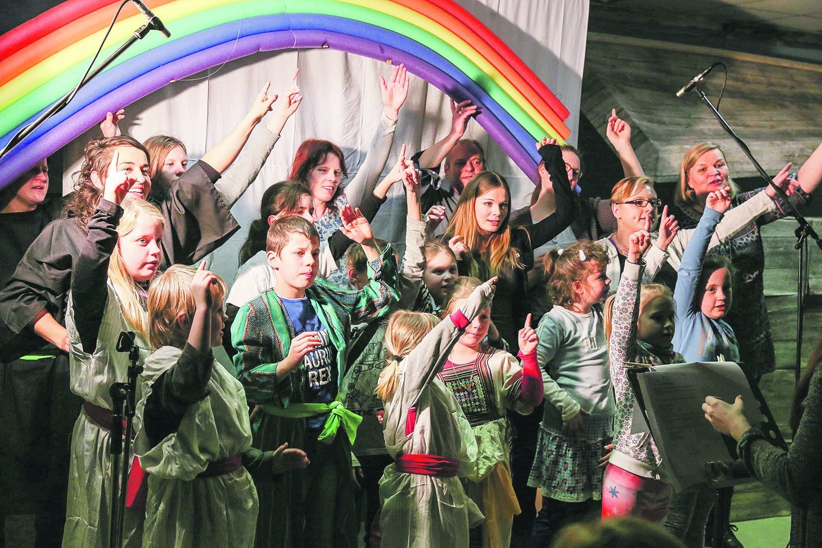 »Gott malt mit bunten Farben«, das zeigten die Akteure des Kinder- und Jugendzentrums »Jumpers« in Gera bei der Aufführung ihres Noah-Musicals auf vielfältige Weise.