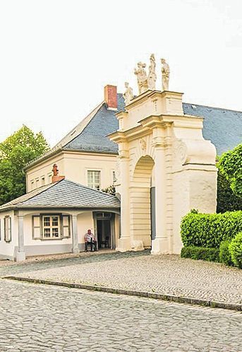 Blick auf das Portal des Stiftungsgeländes