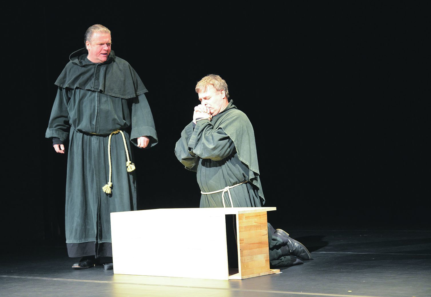 Michael Günther, in dieser Szene als Johann von Staupitz, und
Oliver Breite als Bruder Martin Luther (v. li.). Die Uraufführung des Stückes
»Bruder Martin und Bruder Johann« fand im Theater der Lutherstadt Eisleben statt.