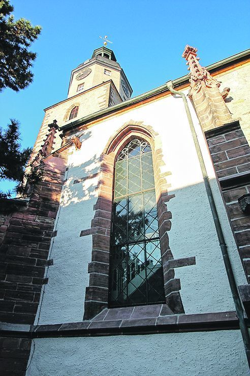 Die Musterachse lässt erahnen, wie die Schmöllner Kirche nach Abschluss der Außensanierung aussehen wird.