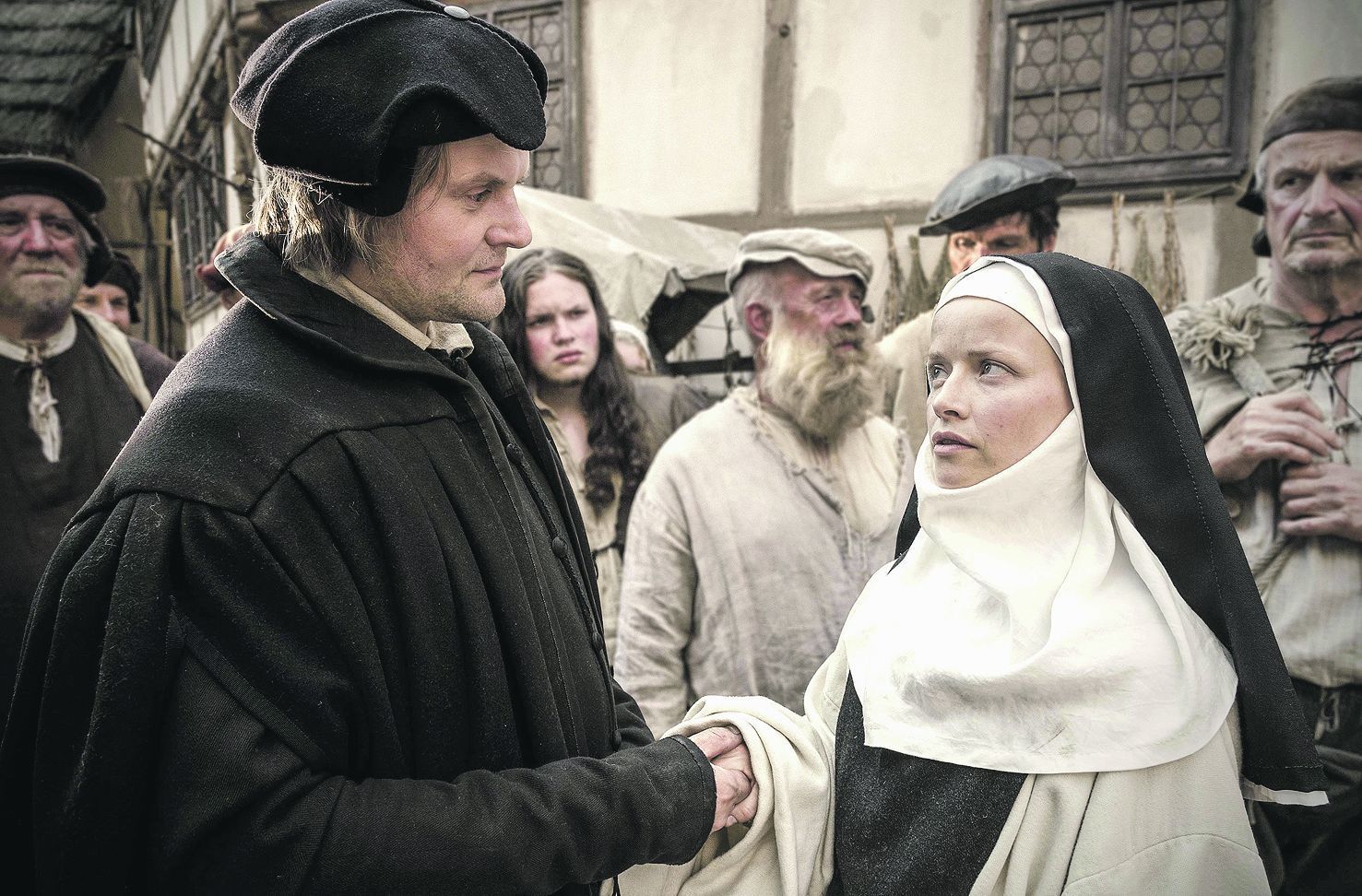 Katharina und die anderen geflohenen Nonnen kommen in Wittenberg an. Martin Luther begrüßt Katharina von Bora.