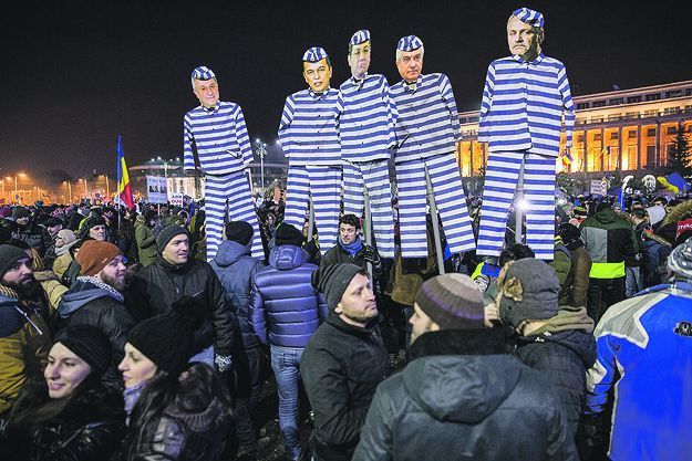 Die Proteste in Rumänien halten
trotz zurückgezogener Eilverordnung an; Demonstranten lassen Marionetten in Knastkostümen und mit den Gesichtern führender Politiker durch die Straßen paradieren.