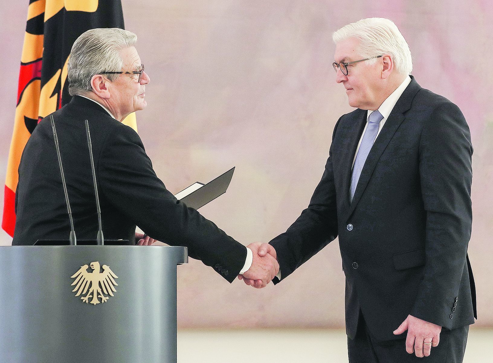Bundespräsident Joachim Gauck (li.) übergab am 27. Januar dem scheidenden Außenminister Frank-Walter Steinmeier (SPD) die Entlassungsurkunde. Steinmeier schied aus dem Kabinett aus, weil er am 12. Februar als Kandidat bei der Wahl des Bundespräsidenten antritt.